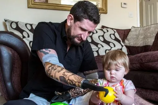 Отец новорожденных близнецов потерял в аварии обе руки и заново учится обнимать детей