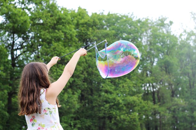 Огромные пузыри завораживают своей красотой.