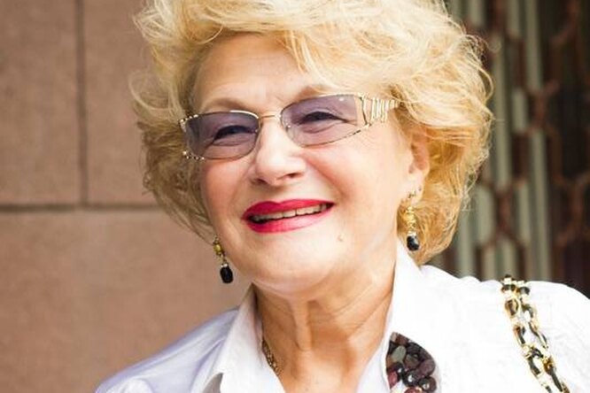 «Какие гиацинты у вас прелестные»: 84-летняя Светлана Дружинина показала свой загородный дом
