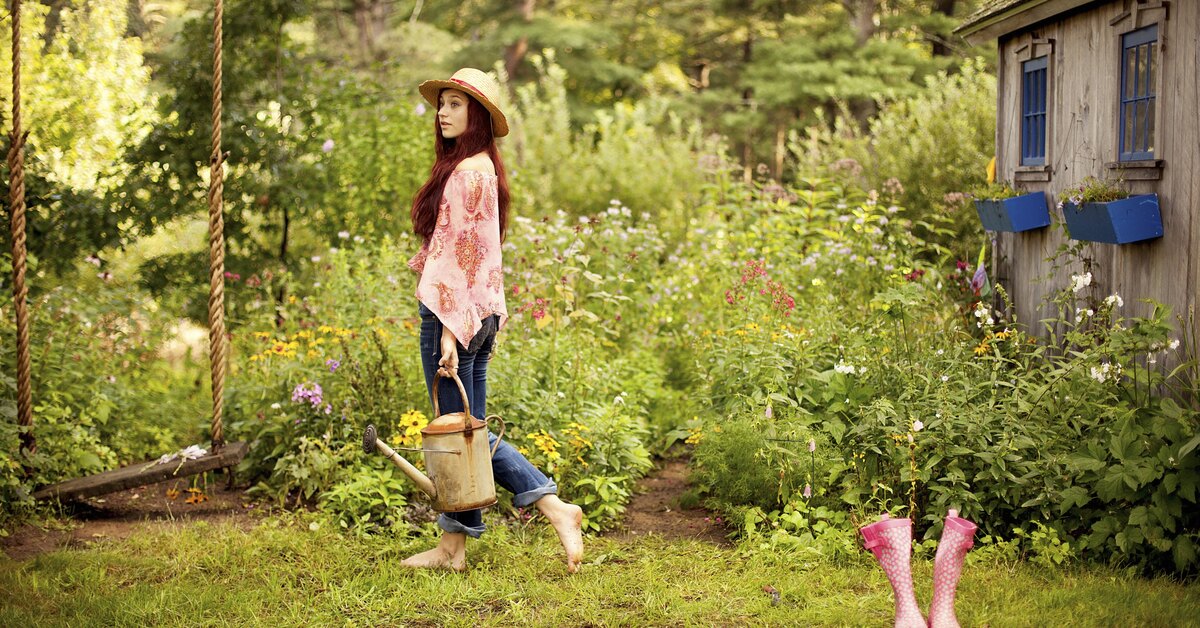 Are you picking flowers at the moment. Dirty Garden girl age. Lady in a Garden scared. Girl in the Middle of the Garden. The girl from the Garden.