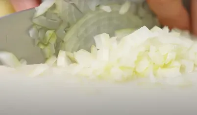 Очистите овощи. Нарежьте мелко лук, морковь – соломкой или кубиками, картофель – тонкими ломтиками.