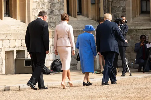 стандартный пример стиля королевы Елизаветы: ярко-голубые пальто и шляпка монархини видны издалека