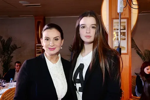 16-летняя дочь Екатерины Стриженовой поразила своим нарядом для школьного бала