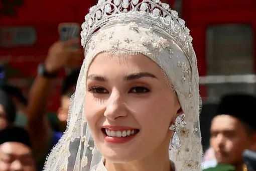 «Утонула» в бриллиантах: невеста принца Брунея появилась в ослепительном свадебном платье