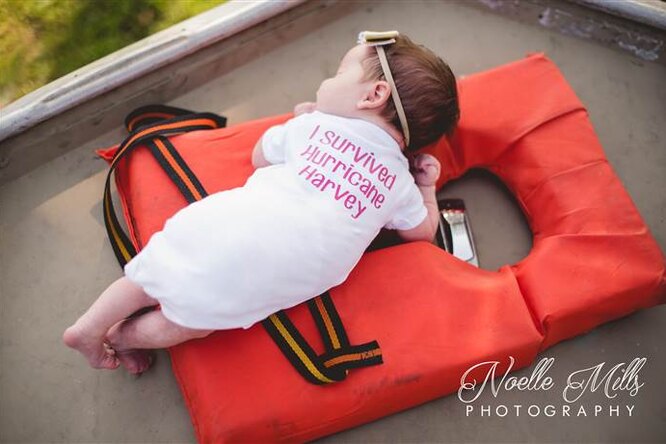 Фото новорожденной девочки на лодке стало символом выживших при урагане «Харви»