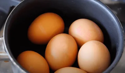 Также в отдельной кастрюле поставьте вариться яйца. Для этого налейте в кастрюлю холодную подсоленную воду и положите в неё яйца. После закипания должно пройти 6-10 минут, тогда яйца точно получатся вкрутую, что идеально подойдёт для салата оливье.
