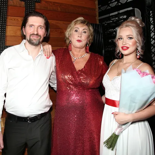 Лариса Копенкина с будущим мужем и его дочерью
