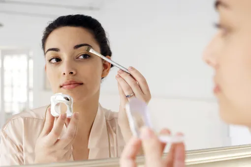 Нависшие веки — не проблема: три правила макияжа, которые исправят это