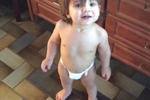 Видео 11-месячного малыша, занимающегося уборкой, покорило Сеть