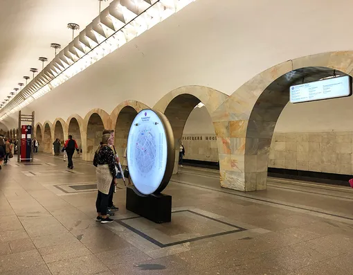 Станция метро «Кузнецкий мост» (работа Нины Алёшиной) в наши дни