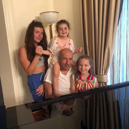 Игорь Крутой с дочерью Александрой, внучками Кристиной и Маргаритой