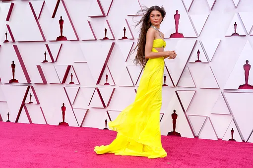 Зендая в жёлтом «пляжном» платье на Оскаре-2021