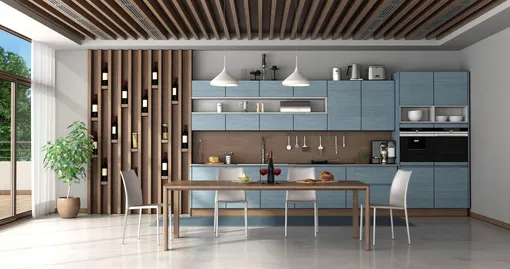 Синяя кухня с деревянными панелями и потолком