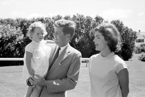 Жаклин Кеннеди с супругом и дочерью