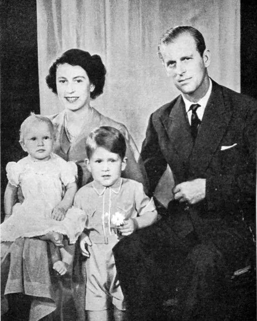 Фотография Елизаветы II с семьей.