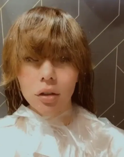 Анна Седокова во время стрижки в салоне: кадр из видео