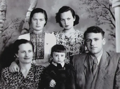 Игорь Крутой в детстве с семьей