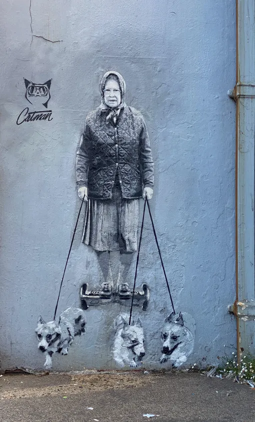 Вечный образ королевы Елизаветы II с её любимыми собаками