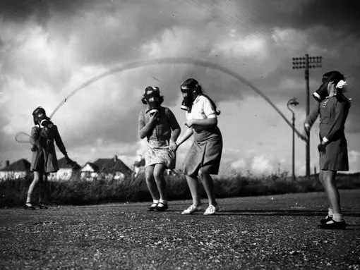 Дети в Лондоне прыгают через скакалку, южное побережье Англии, ок. 1940 года.