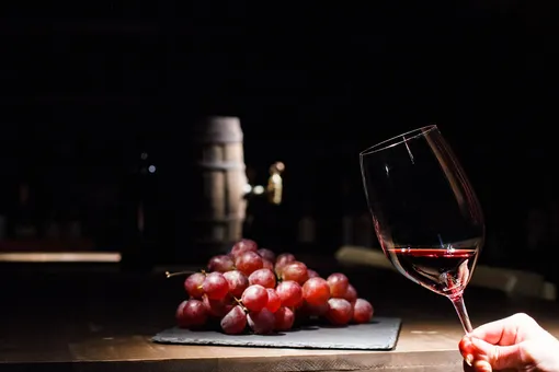 Вино и красный виноград