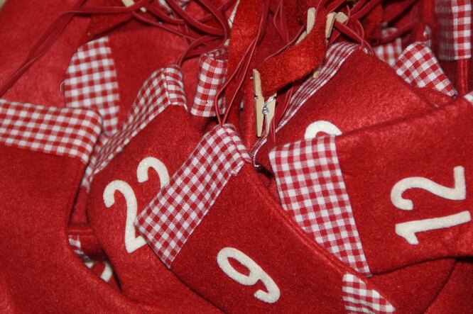 В магазине можно купить готовые рождественские носочки, и просто нашить на них цифры