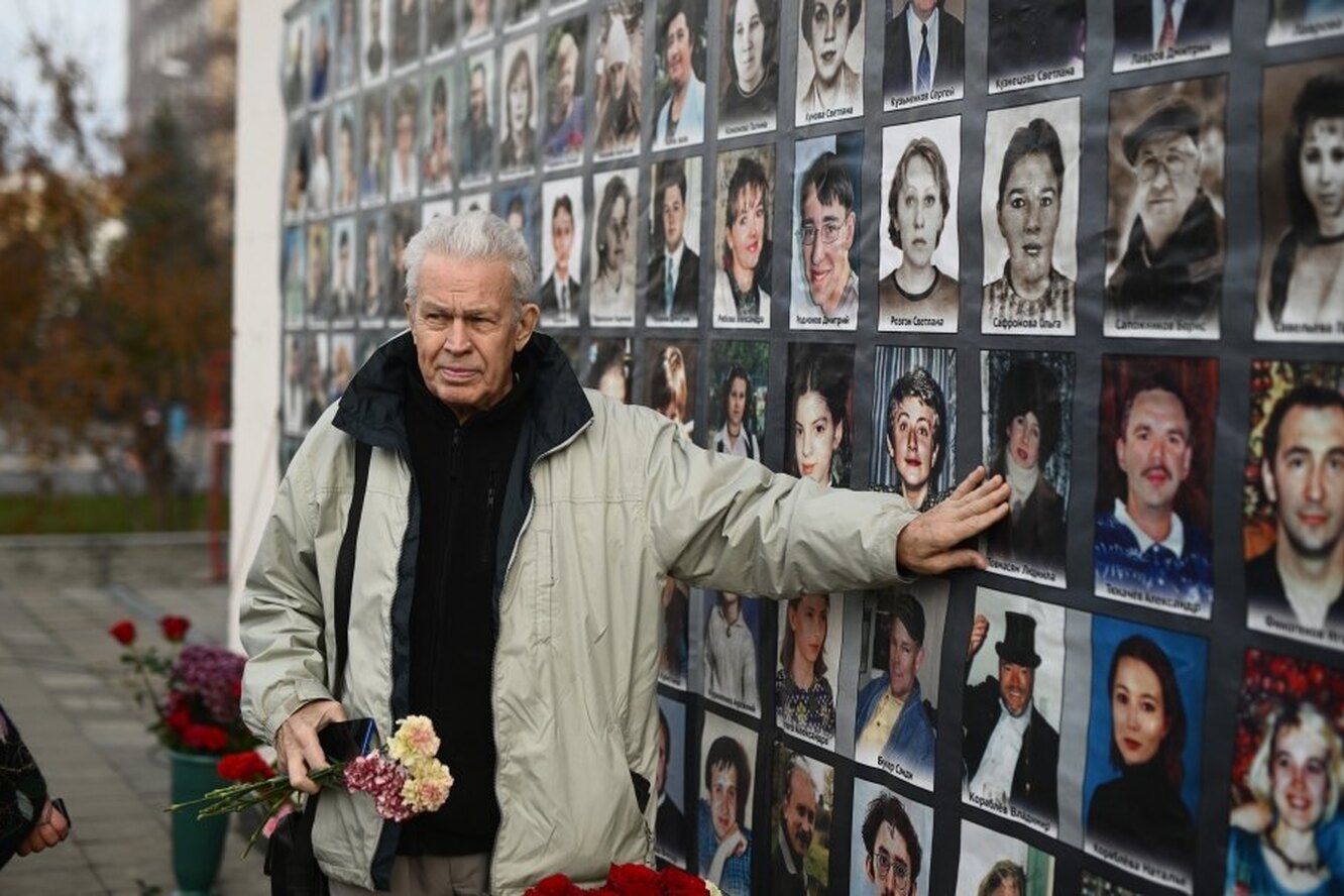Памятная доска с фотографиями жертв на Дубровке
