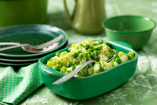 Салат с зеленым горошком и картофелем