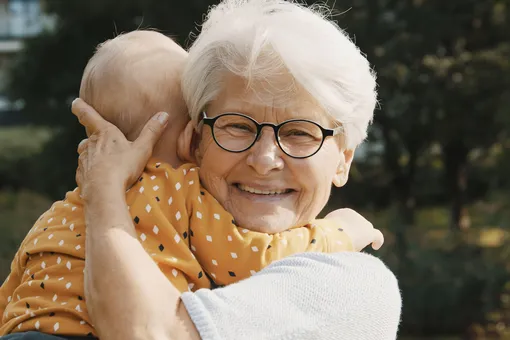 5 советов бабушек, которые не нужно слушать молодым родителям