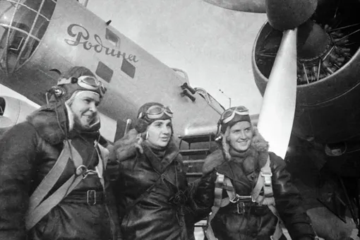 Почему СССР сходил с ума по лётчицам-рекордсменкам: история экипажа «Родины»