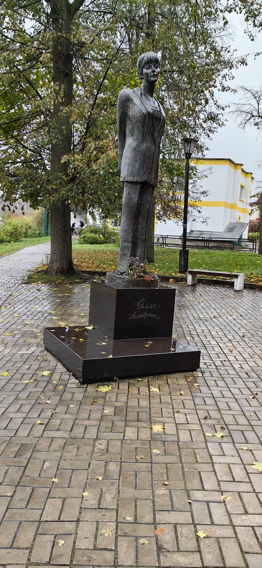 Памятник поэтессе Белле Ахмадулиной на набережной Тарусы