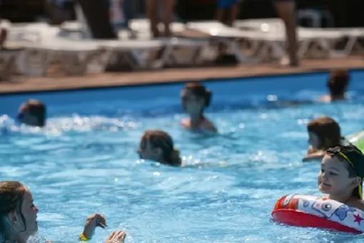 В Турции скончалась девочка из России. Накануне она застряла в бассейне под водой