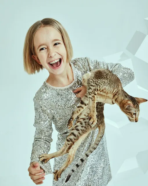 Дочь Дарьи Мороз с котенком