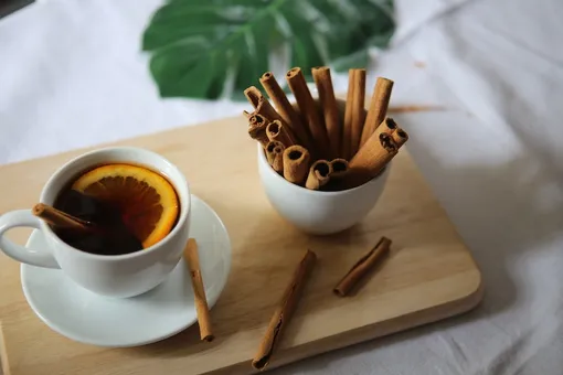 Чай и миска с палочками корицы