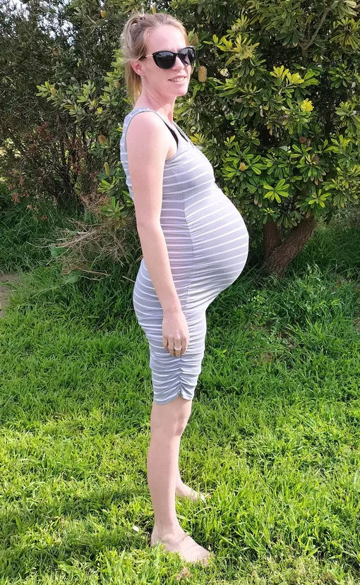 Женщина беременная близнецами