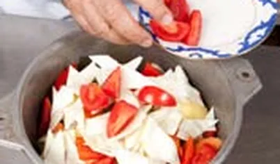 Перец, капусту и помидоры
нарежьте и распределите
сверху горкой.