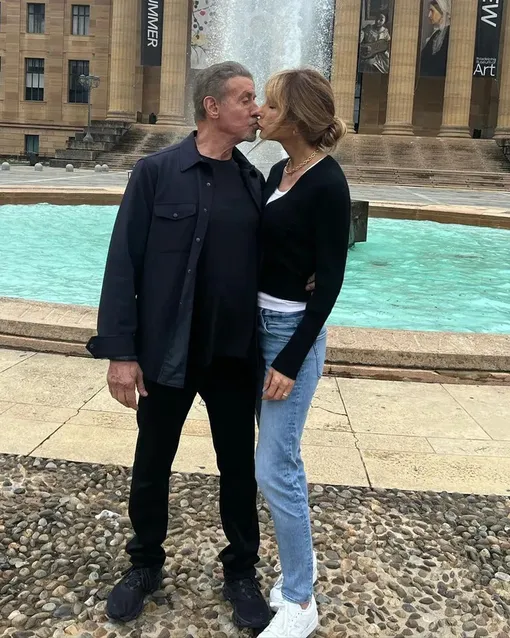 Сильвестр Сталлоне и Дженнифер Флавин целуется у культового места из фильма «Рокки»