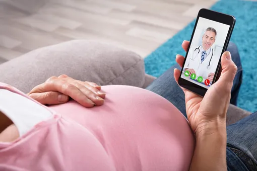 Беременная на 36 неделе беременности говорит по видеосвязи с врачом
