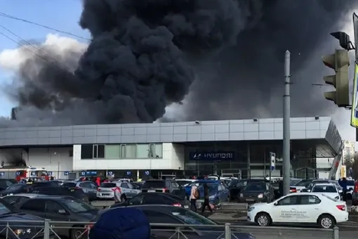 В Санкт-Петербурге горит автоцентр Hyundai. Огонь перекинулся на припаркованные автомобили