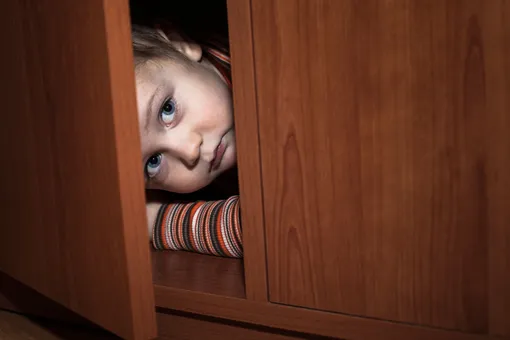 Мальчик прячется в шкафу