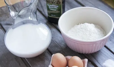 Муку просейте в миску. Добавьте к ней соль и сахар. Приготовьте все остальные ингредиенты.