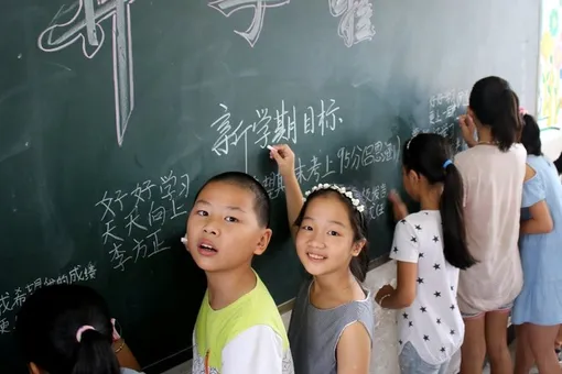 В Китае директор обычной школы танцует с учениками каждый день