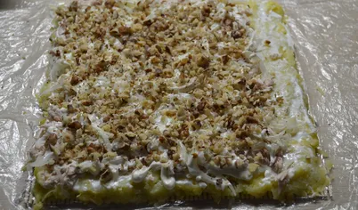 Следующий слой — тертые на мелкой терке яйца и смазать майонезом. Потом измельченные орехи и - смазать майонезом. Сверху - зерна граната.