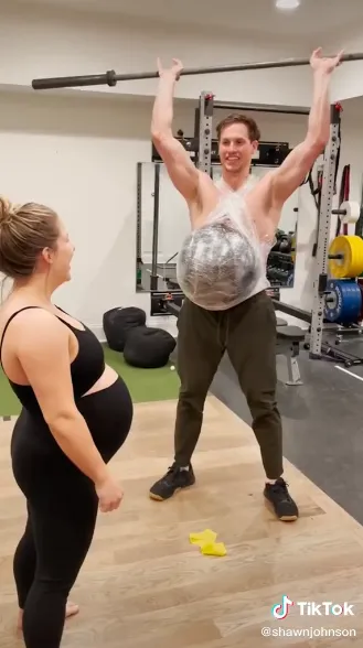 Такие упражнения Шон выполняет на 39 неделе беременности