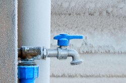 Замёрзли трубы? Что делать, если вода в частном доме не течёт