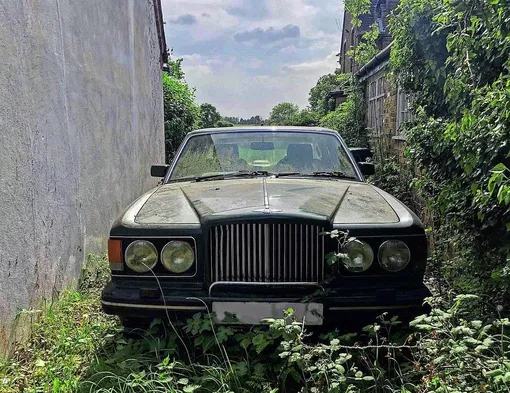 Старый автомобиль