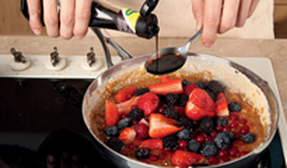 Приготовьте соус. В сковороду насыпьте сахар (около 100 г), добавьте немного воды, дайте сахару расплавиться и закарамелизоваться. Выложите ягоды, дождитесь, когда они пустят сок, влейте 1 ст. л. бальзамического уксуса, размешайте и снимите с огня.

Совет: Чтобы достать готовую панна котту, опустите дно формочек в горячую воду на 30 секунд, а затем осторожно отделите ножом десерт от стенок и переверните на тарелку. Подавайте с соусом.