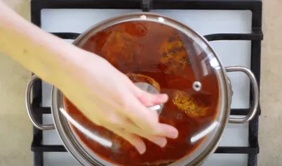 Смешайте сметану и томатную пасту, посолите и поперчите соус по вкусу. Залейте им голубцы в сковороде, накройте крышкой и тушите на медленном огне 30 минут до готовности.
