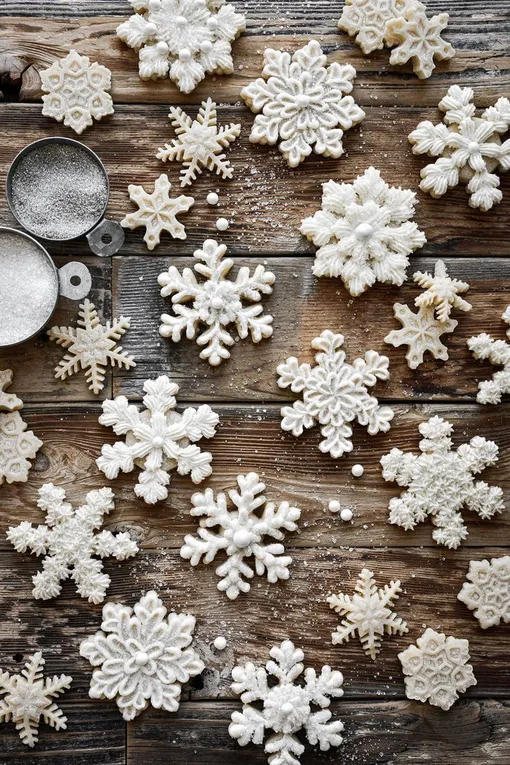 Сахарные печенья в форме снежинок