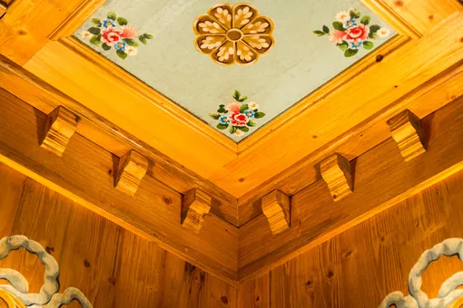Резной деревянный потолок с росписью