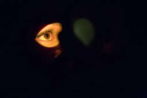 Глаз девушки в темноте